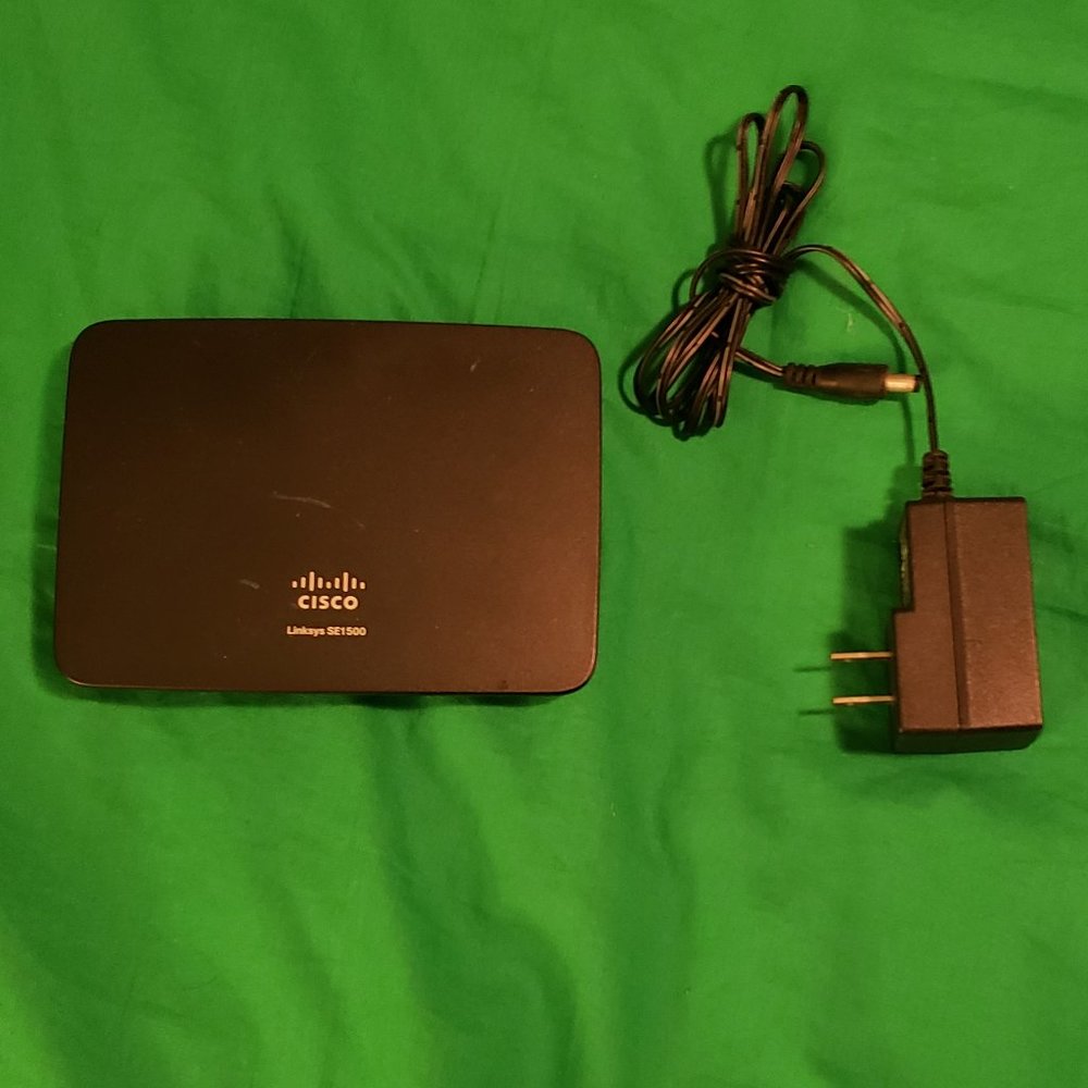 CISCO LINKSYS SE1500 5 PORT FAST 10/100MBPS ETHERNET SWITCH / HUB, Plug & Play